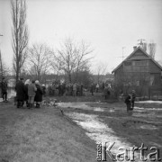Marzec 1979, Wyszków okolice, woj. Ostrołęka, Polska.
Powódź - ludność zgromadzona przed domem mieszkalnym.
Fot. Jarosław Tarań, zbiory Ośrodka KARTA [79-24] 
