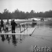 Marzec 1979, Brok okolice, woj. Ostrołęka, Polska.
Przeprawa promowa - ewakuacja ludności oraz zwierząt hodowlanych z terenów objętych powodzią. 
Fot. Jarosław Tarań, zbiory Ośrodka KARTA [79-26]