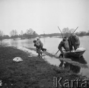 Marzec 1979, Brok okolice, woj. Ostrołęka, Polska.
Ewakuacja ludności z terenów objętych powodzią. 
Fot. Jarosław Tarań, zbiory Ośrodka KARTA [79-26]