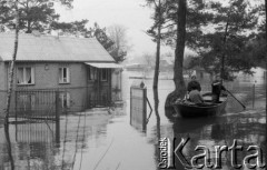 Marzec 1979, Rybienko, woj. Ostrołęka, Polska.
Powódź - zatopione domy mieszkalne oraz drzewa. Powodzianie w łódce.
Fot. Jarosław Tarań, zbiory Ośrodka KARTA [79-29] 
