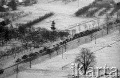 Styczeń 1980, Warszawa okolice, Polska.
Zima stulecia, samochody na szosie w okolicach Warszawy.
Fot. Jarosław Tarań, zbiory Ośrodka KARTA [80-11]