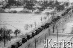 Styczeń 1980, Warszawa okolice, Polska.
Zima stulecia, konwój ciężarówek na szosie w okolicach Warszawy.
Fot. Jarosław Tarań, zbiory Ośrodka KARTA [80-11]