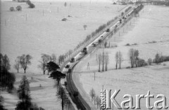 Styczeń 1980, Warszawa okolice, Polska.
Zima stulecia, samochody na szosie w okolicach Warszawy.
Fot. Jarosław Tarań, zbiory Ośrodka KARTA [80-11]