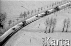 Styczeń 1980, Warszawa okolice, Polska.
Zima stulecia, samochody na szosie w okolicach Warszawy.
Fot. Jarosław Tarań, zbiory Ośrodka KARTA [80-11]