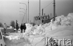 Styczeń 1980, Warszawa, Polska.
Zima stulecia, pług śnieżny na poboczu przy wjeździe do miasta.
Fot. Jarosław Tarań, zbiory Ośrodka KARTA [80-11]