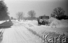 Styczeń 1980, Warszawa okolice, Polska.
Zima stulecia, pług odśnieżający pobocze drogi.
Fot. Jarosław Tarań, zbiory Ośrodka KARTA [80-11]