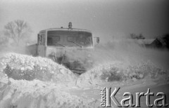 Styczeń 1980, Warszawa okolice, Polska.
Zima stulecia, pług odśnieżający pobocze drogi.
Fot. Jarosław Tarań, zbiory Ośrodka KARTA [80-11]