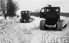 Styczeń 1980, Warszawa okolice, Polska.
Zima stulecia, pługi odśnieżające szosę.
Fot. Jarosław Tarań, zbiory Ośrodka KARTA [80-10]