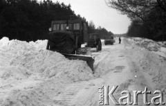 Styczeń 1980, Warszawa okolice, Polska.
Zima stulecia, pługi odśnieżające szosę.
Fot. Jarosław Tarań, zbiory Ośrodka KARTA [80-10]