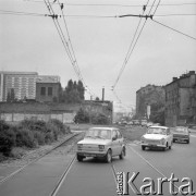 Lipiec 1980, Warszawa, Polska.
Fragment miasta, samochody jadące ulicą.
Fot. Jarosław Tarań, zbiory Ośrodka KARTA [80-23]