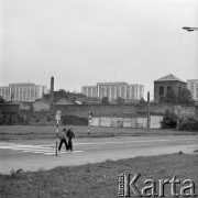 Lipiec 1980, Warszawa, Polska.
Fragment miasta, przejście dla pieszych.
Fot. Jarosław Tarań, zbiory Ośrodka KARTA [80-23]