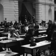 Lipiec 1980, Warszawa, Polska.
Aula Politechniki Warszawskiej, egzaminy wstępne.
Fot. Jarosław Tarań, zbiory Ośrodka KARTA [80-23] 
