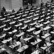 Lipiec 1980, Warszawa, Polska.
Aula Politechniki Warszawskiej, egzaminy wstępne.
Fot. Jarosław Tarań, zbiory Ośrodka KARTA [80-23]