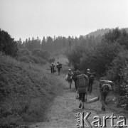 Lipiec 1980, Bieszczady, Polska
Turyści z plecakami na górskiej drodze.
Fot. Jarosław Tarań, zbiory Ośrodka KARTA [80-46], udostepniła Danuta Kszczot-Tarań.