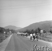 Lipiec 1980, Bieszczady, Polska
Grupa młodzieży na drodze, z prawej znak schroniska młodzieżowego.
Fot. Jarosław Tarań, zbiory Ośrodka KARTA [80-46], udostepniła Danuta Kszczot-Tarań.