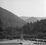 Lipiec 1980, Jabłonki k/Baligrodu, woj. Krosno, Polska
Pomnik gen. Karola Świerczewskiego poległego w zasadzce przy drodze do Cisnej 28.03.1947 r.
Fot. Jarosław Tarań, zbiory Ośrodka KARTA [80-46], udostepniła Danuta Kszczot-Tarań.