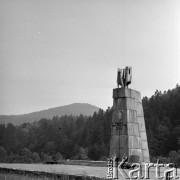 Lipiec 1980, Jabłonki k/Baligrodu, woj. Krosno, Polska
Pomnik gen. Karola Świerczewskiego poległego w zasadzce przy drodze do Cisnej 28.03.1947 r.
Fot. Jarosław Tarań, zbiory Ośrodka KARTA [80-46], udostepniła Danuta Kszczot-Tarań.