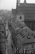 Grudzień 1980, Warszawa, Polska.
Widok ulicy Świętojańskiej, z prawej katedra pod wezwaniem Jana Chrzciciela, fotografia wykonana z wieży zegarowej Zamku Królewskiego.
Fot. Jarosław Tarań, zbiory Ośrodka KARTA [80-38]