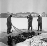 26.02.1980, jezioro Szeląg, woj. Olsztyn, Polska
Pracownicy Zakładu Rybackiego 