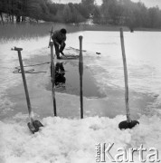 26.02.1980, jezioro Szeląg, woj. Olsztyn, Polska
Pracownicy Zakładu Rybackiego 