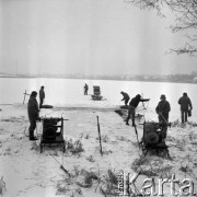 26.02.1980, jezioro Szeląg, woj. Olsztyn, Polska
Pracownicy Zakładu Rybackiego 