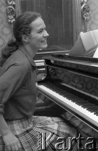 2-19.10.1980, Warszawa, Polska.
X Międzynarodowy Konkurs Pianistyczny im. Fryderyka Chopina, laureatka V nagrody Ewa Pobłocka.
Fot. Jarosław Tarań, zbiory Ośrodka KARTA [80-13]