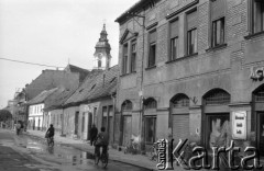 23.06.1980, Węgry
Fragment miasteczka, rowery stojące przed sklepem z materiałami.
Fot. Jarosław Tarań, zbiory Ośrodka KARTA [80-36]