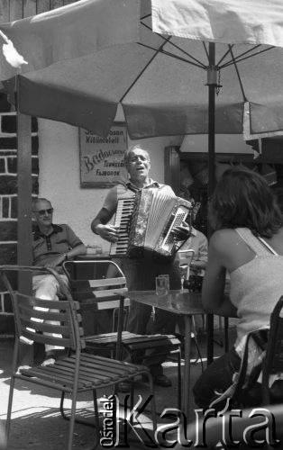 Czerwiec 1980, Tihany, Węgry
Kawiarnia, mężczyzna grający na harmonii.
Fot. Jarosław Tarań, zbiory Ośrodka KARTA [80-34]