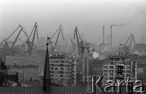 7-8.02.1981, Gdańsk, Polska
Dźwigi Stoczni Gdańskiej im. Lenina, między blokami widać Pomnik Poległych Stoczniowców.
Fot. Jarosław Tarań, zbiory Ośrodka KARTA [81-19]