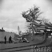 7-8.02.1981, Gdańsk, Polska
Pomnik Obrońców Poczty Polskiej, w tle dźwig portowy.
Fot. Jarosław Tarań, zbiory Ośrodka KARTA [81-19]