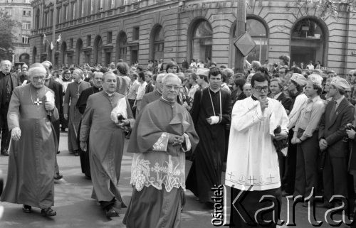 31.05.1981, Warszawa, Polska.
Pogrzeb Kardynała Stefana Wyszyńskiego, dostojnicy kościelni w kondukcie pogrzebowym.
Fot. Jarosław Tarań, zbiory Ośrodka KARTA [81-25] 
