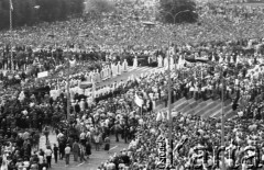 31.05.1981, Warszawa, Polska.
Pogrzeb Kardynała Stefana Wyszyńskiego, kondukt pogrzebowy z trumną.
Fot. Jarosław Tarań, zbiory Ośrodka KARTA [81-25] 
