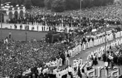 31.05.1981, Warszawa, Polska.
Pogrzeb Kardynała Stefana Wyszyńskiego, kondukt pogrzebowy z trumną, w tle Grób Nieznanego Żołnierza.
Fot. Jarosław Tarań, zbiory Ośrodka KARTA [81-25] 
