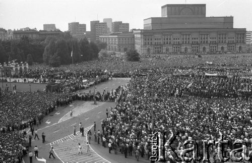 31.05.1981, Warszawa, Polska.
Pogrzeb Kardynała Stefana Wyszyńskiego, tłum ludzi zgromadzonych na mszy świętej odprawionej na Placu Zwycięstwa.
Fot. Jarosław Tarań, zbiory Ośrodka KARTA [81-25] 
