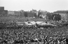 31.05.1981, Warszawa, Polska.
Pogrzeb Kardynała Stefana Wyszyńskiego, tłum ludzi zgromadzonych na mszy świętej odprawionej na Placu Zwycięstwa, widoczny ołtarz, krzyż i trumna.
Fot. Jarosław Tarań, zbiory Ośrodka KARTA [81-25]