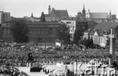 31.05.1981, Warszawa, Polska.
Pogrzeb Kardynała Stefana Wyszyńskiego, msza święta na Placu Zwycięstwa, na pierwszym planie ołtarz, krzyż i trumna.
Fot. Jarosław Tarań, zbiory Ośrodka KARTA [81-25] 
