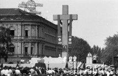 31.05.1981, Warszawa, Polska.
Pogrzeb Kardynała Stefana Wyszyńskiego, msza święta na Placu Zwycięstwa.
Fot. Jarosław Tarań, zbiory Ośrodka KARTA [81-25] 
