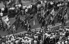 31.05.1981, Warszawa, Polska.
Pogrzeb Kardynała Stefana Wyszyńskiego, poczty sztandarowe różnych organizacji.
Fot. Jarosław Tarań, zbiory Ośrodka KARTA [81-25] 
