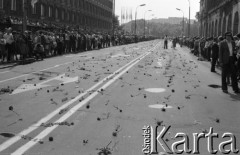 31.05.1981, Warszawa, Polska.
Pogrzeb Kardynała Stefana Wyszyńskiego, kwiaty leżące na ulicy.
Fot. Jarosław Tarań, zbiory Ośrodka KARTA [81-25] 
