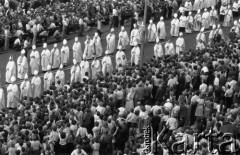 31.05.1981, Warszawa, Polska.
Pogrzeb Kardynała Stefana Wyszyńskiego, księża w kondukcie pogrzebowym.
Fot. Jarosław Tarań, zbiory Ośrodka KARTA [81-25] 
