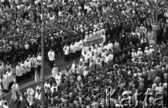 31.05.1981, Warszawa, Polska.
Pogrzeb Kardynała Stefana Wyszyńskiego, kondukt pogrzebowy z trumną niesioną przez księży.
Fot. Jarosław Tarań, zbiory Ośrodka KARTA [81-25] 
