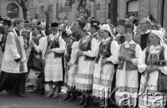 31.05.1981, Warszawa, Polska.
Pogrzeb Kardynała Stefana Wyszyńskiego, grupa kobiet w regionalnych strojach.
Fot. Jarosław Tarań, zbiory Ośrodka KARTA [81-25] 
