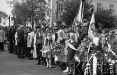 31.05.1981, Warszawa, Polska.
Pogrzeb Kardynała Stefana Wyszyńskiego, kobiety w regionalnych strojach z wieńcami.
Fot. Jarosław Tarań, zbiory Ośrodka KARTA [81-25] 
