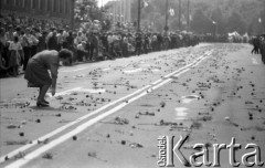 31.05.1981, Warszawa, Polska.
Pogrzeb Kardynała Stefana Wyszyńskiego, kwiaty leżące na ulicy.
Fot. Jarosław Tarań, zbiory Ośrodka KARTA [81-25] 
