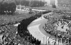 31.05.1981, Warszawa, Polska.
Pogrzeb Kardynała Stefana Wyszyńskiego, tłum na Placu Zwycięstwa.
Fot. Jarosław Tarań, zbiory Ośrodka KARTA [81-24] 
