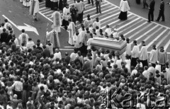 31.05.1981, Warszawa, Polska.
Pogrzeb Kardynała Stefana Wyszyńskiego, księża z trumną.
Fot. Jarosław Tarań, zbiory Ośrodka KARTA [81-24] 
