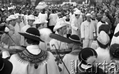 31.05.1981, Warszawa, Polska.
Pogrzeb Kardynała Stefana Wyszyńskiego, na pierwszym planie góralska orkiestra, dalej hutnicy i mężczyźni niosący trumnę.
Fot. Jarosław Tarań, zbiory Ośrodka KARTA [81-23] 
