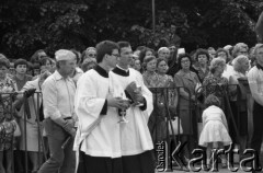 31.05.1981, Warszawa, Polska.
Pogrzeb Kardynała Stefana Wyszyńskiego, księża z Najświętszym Sakramentem.
Fot. Jarosław Tarań, zbiory Ośrodka KARTA [81-23] 
