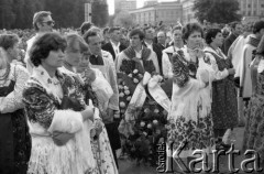 31.05.1981, Warszawa, Polska.
Pogrzeb Kardynała Stefana Wyszyńskiego, grupa osób w regionalnych strojach.
Fot. Jarosław Tarań, zbiory Ośrodka KARTA [81-23] 
