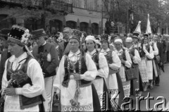 31.05.1981, Warszawa, Polska.
Pogrzeb Kardynała Stefana Wyszyńskiego, kobiety z kwiatami w regionalnych strojach.
Fot. Jarosław Tarań, zbiory Ośrodka KARTA [81-23] 
